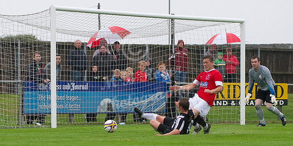 Deveronvale 0 v Wick 4  062 p _MDR2913 Richard MacAdie clearing  Craig Cowie