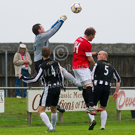 Deveronvale 0 v Wick 4  054 p _MDR2758 James More punching clear