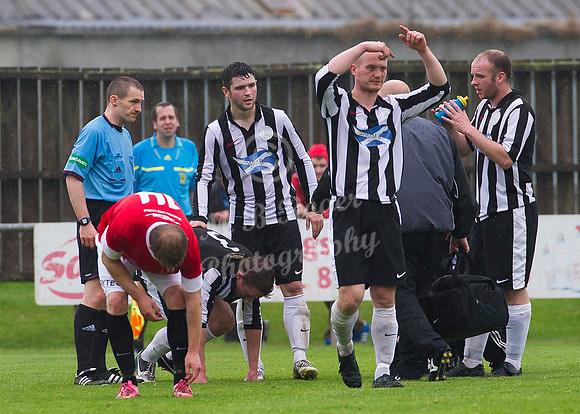 Deveronvale 0 v Wick 4  059 p _MDR2852 Alex Lamb indicating substitution needed for no 3 Gary Manson