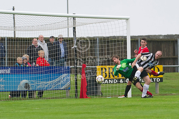 Deveronvale 0 v Wick 4  033 p _MDR2525 Craig Shearer Darren McConnachie - 1st goal Craig Shearer