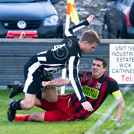 Wick 2 v Inverurie 2  SHFL 23/11/2013<br/>Inverurie's Neil McLean getting to grips with Wick's Alan Farquhar on blind side of linesman Bob Gunn