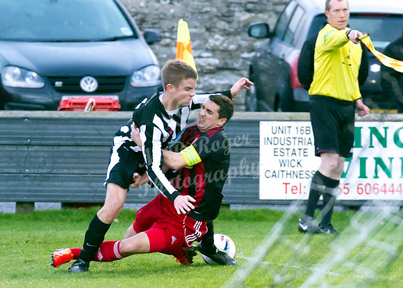 Wick 2 v Inverurie 2  SHFL 23/11/2013<br/>Inverurie's Neil McLean getting to grips with Wick's Alan Farquhar on blind side of assistant referee Bob Gunn