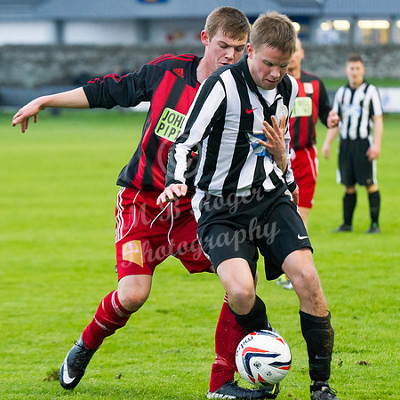 Wick 2 v Inverurie 2  SHFL 23/11/2013<br/>Inverurie's Andrew Huntertrying to get to grips with Wick's Alan Farquhar